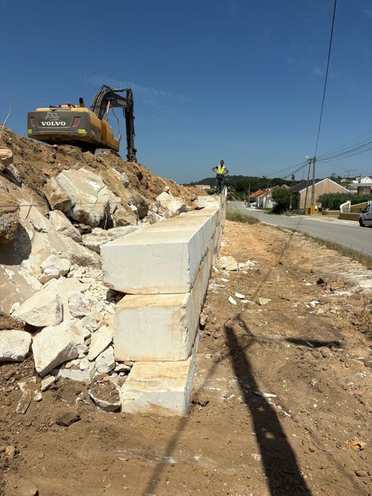 Muros em  blocos de pedra