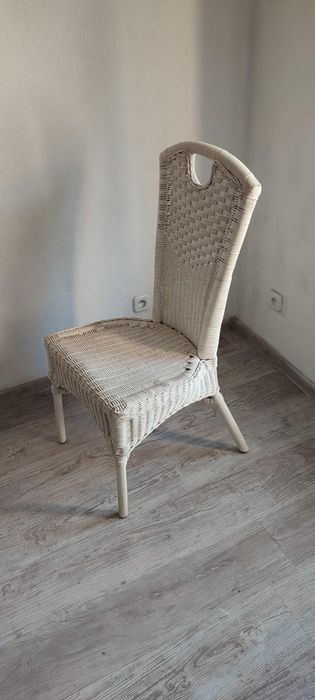 Dwa krzesła wiklinowe kolor biały
