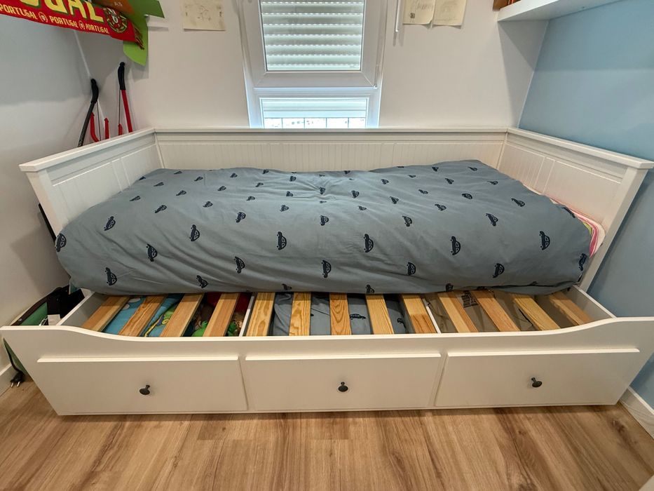 Cama individual e dupla, escrivaninha e cadeira. Conjunto prático e funcional para o quarto.