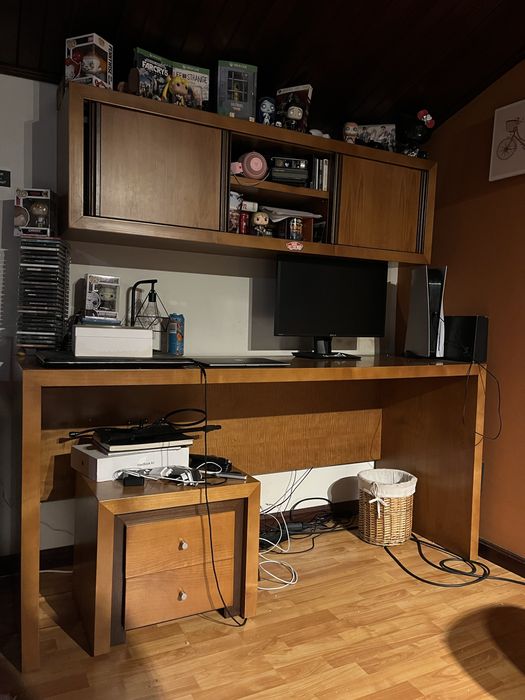 Conjunto de moveís de quarto madeira maciça em bom estado