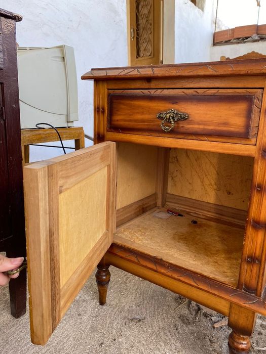 Mesinhas de cabeceira antigas