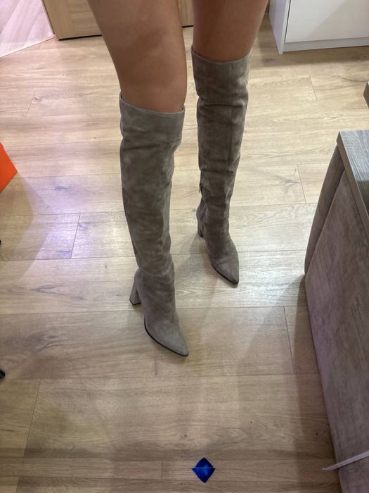 Продами  замшевые сапоги - ботфорты на устойчивом каблуке.