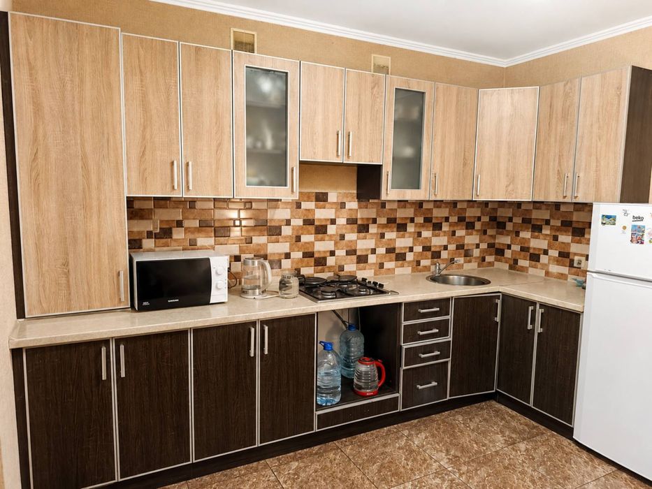 велика 2 кімн новобудова  70 м, газове опалення.
