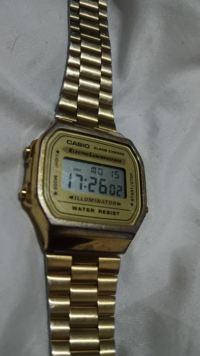 Relógio Casio dourado