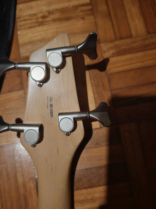 Baixo Washburn RB2000