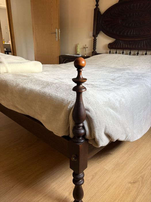 Cama em cerejeira