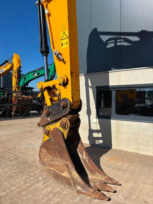 Гусеничний екскаватор JCB JS220 LC