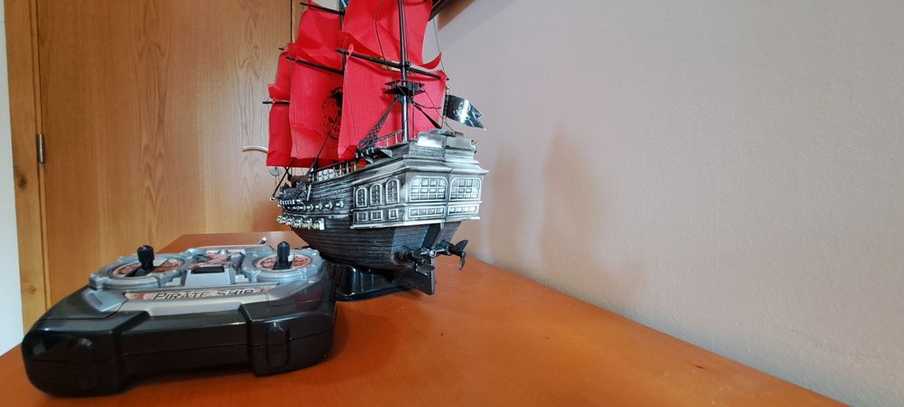 Barco pirata com telecomando