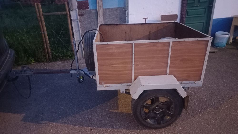 Vendo atrelado reboque pequeno está todo arranjado tem jantes