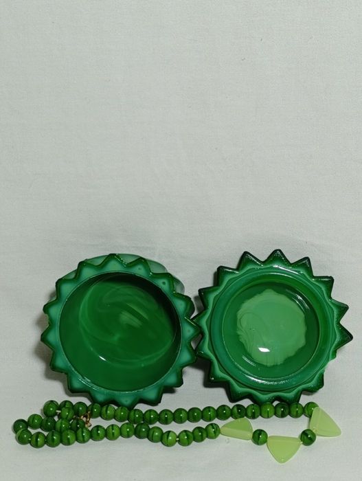 Комплект вінтажний.Скринька,буси