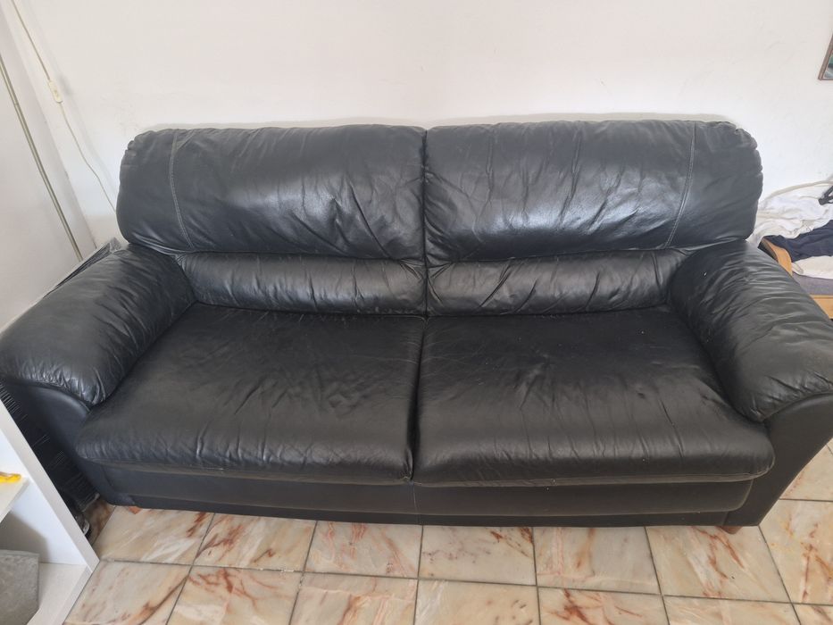 Vendo sofá-cama preto, confortável e espaçoso.