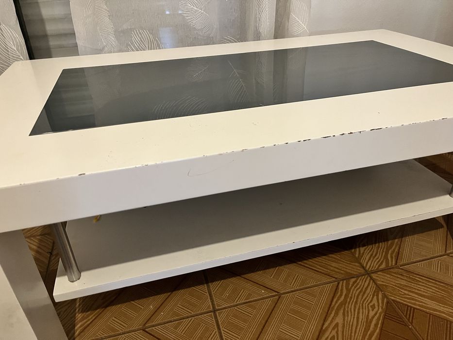 Mesa de centro branca e cinza