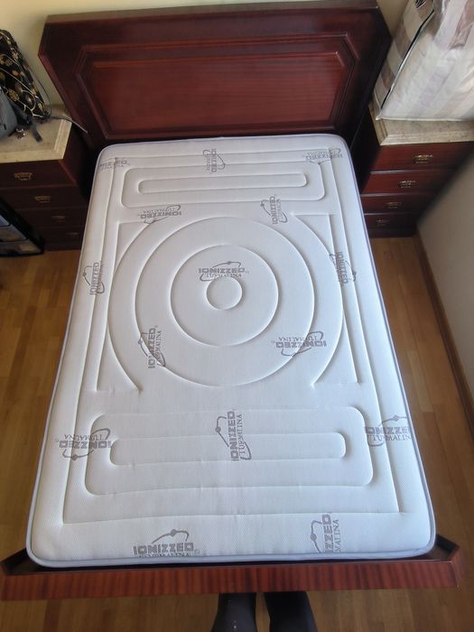 Cama em madeira com estrado elevatório