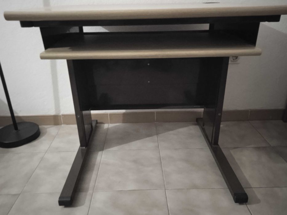 Vendo mesa de escritório ou de quarto como nova
