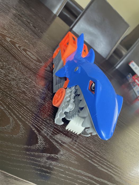 Camião HOT WHEELS Tubarão