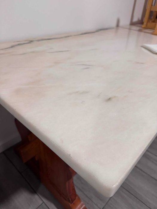 Mesa maciça com tampo em mármore