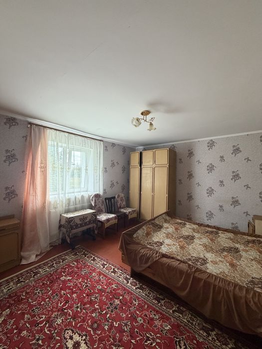 Здається  окремі 2 кімнати в будинку з проживанням власниці.