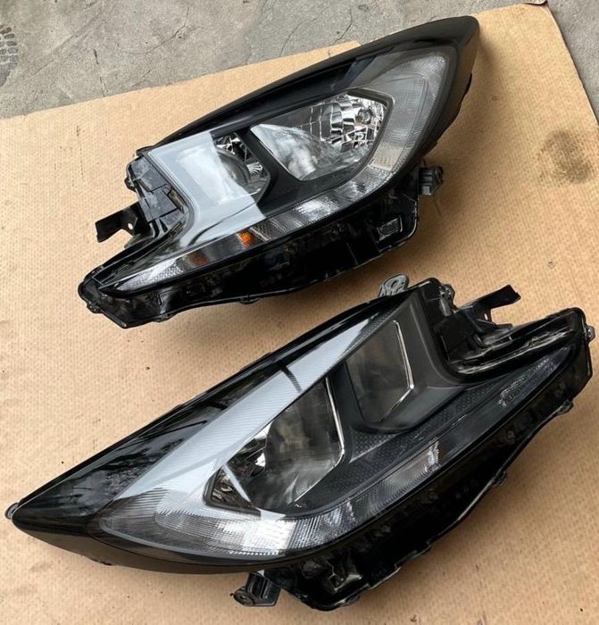 Toyota Aygo X 25r lampa przod lewa prawa Oryginal