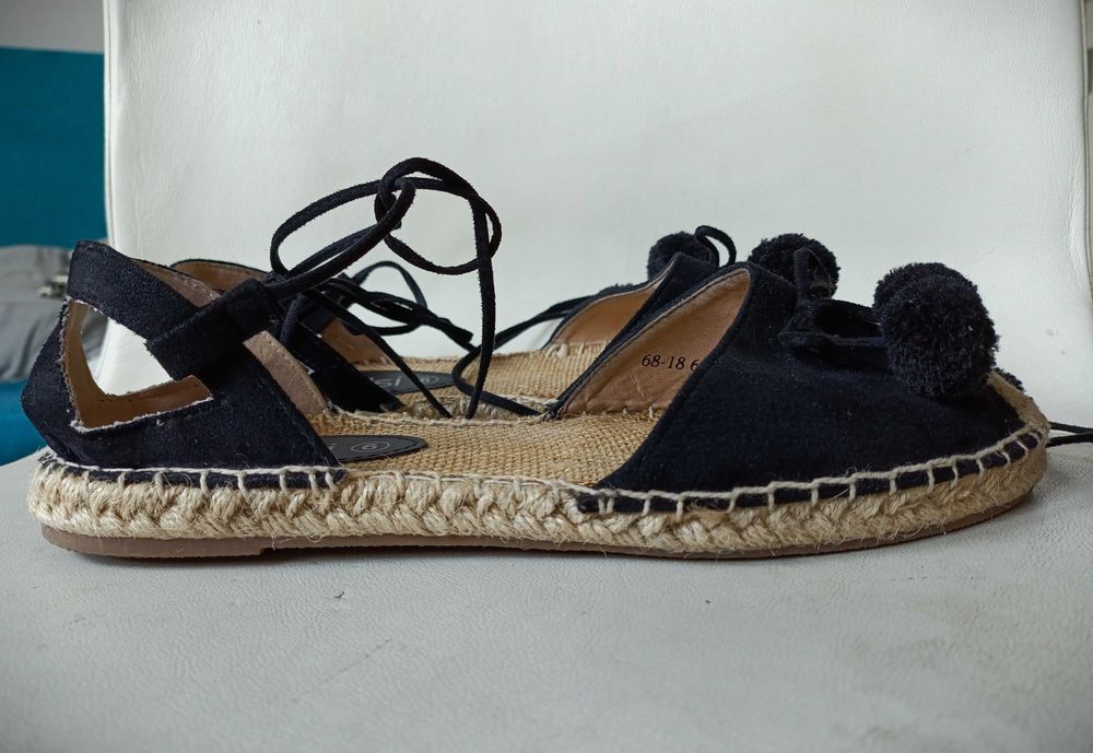 Kelsi - wiązane espadryle boho pompony - 6/40/25 cm