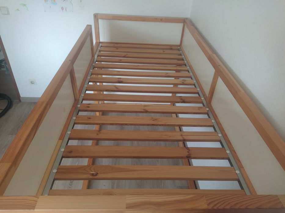 Cama Kura (IKEA) com colchão
