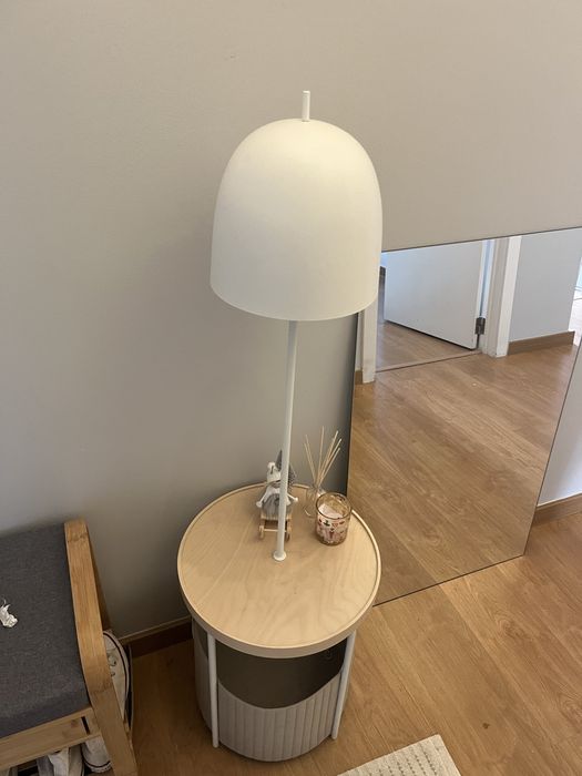 Mesa apoio com candeeiro TRINDSNO