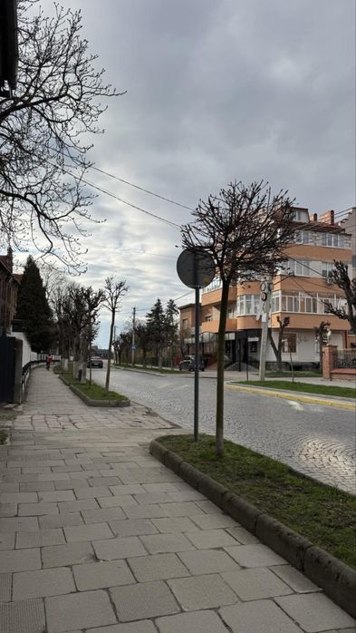 Здамо в оренду приміщення біля гімназіі 90 квм
