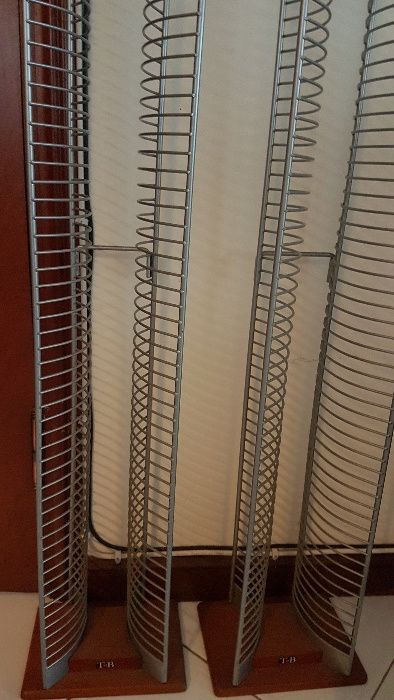 Porta CD's  pouco usado como novo.  Cada coluna leva 60 CD