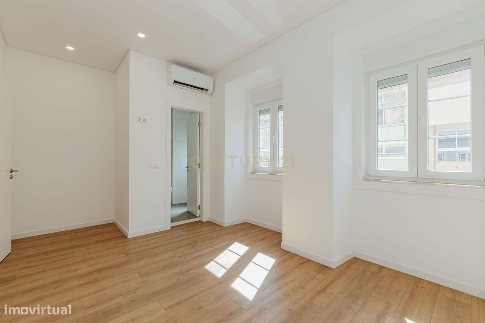 Apartamento T2 - 75m² + 48m² area exterior c/ Piscina privativa - Lisb