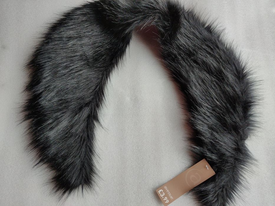 Cъемный воротник из искусственного меха Avenue черного цвета.