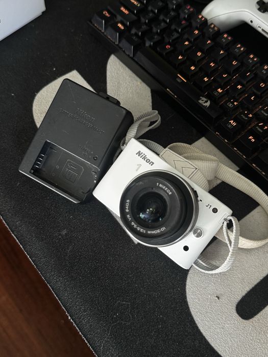 Nikon 1 J1 biały + 10-30mm VR