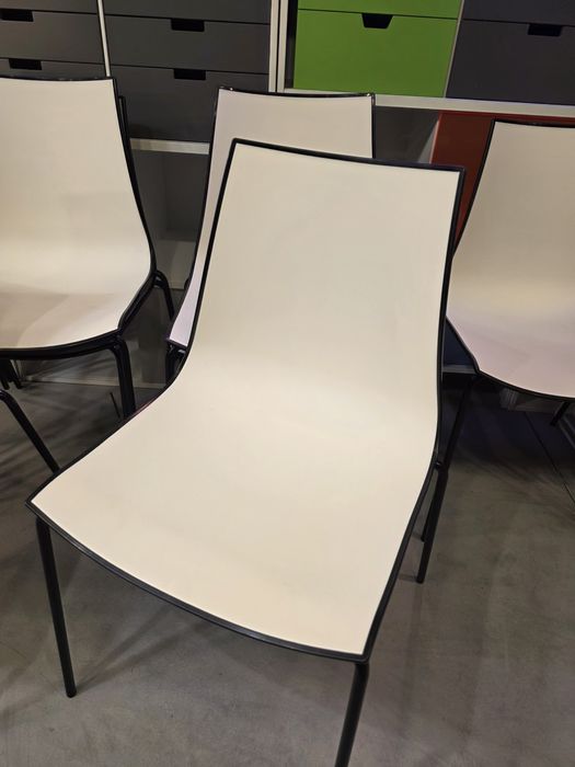 Krzesła design Pedrali – włoskie, białe z czarną ramą, sztaplowane