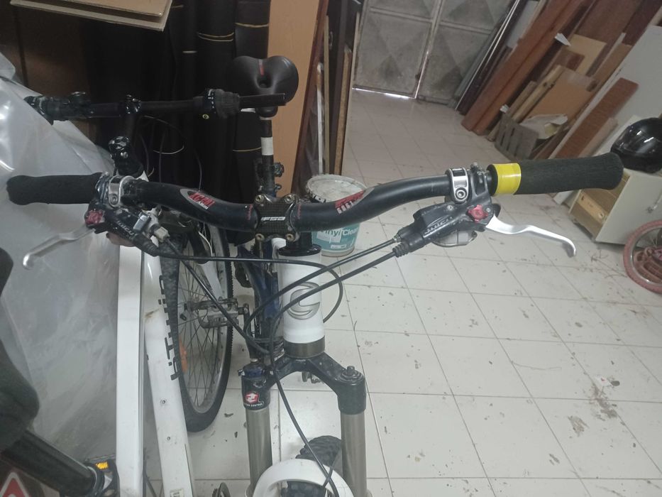 bicicleta de btt cannondale suspensão total