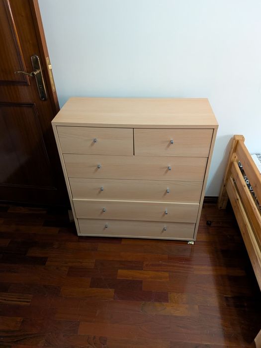 Cama em pinho maciço com colchão e cómoda