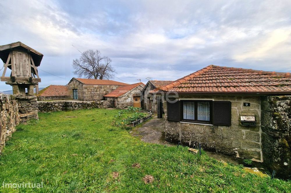Moradia T1 + Edifício anexo em Paredes do Rio, Covelães, Montalegre