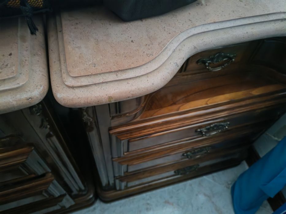 Uma mobília de quarto em madeira de castanho