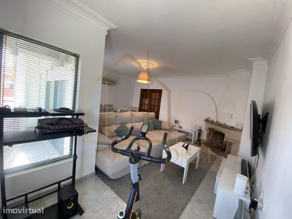 Apartamento T3 com áreas generosas no Centro da Moita