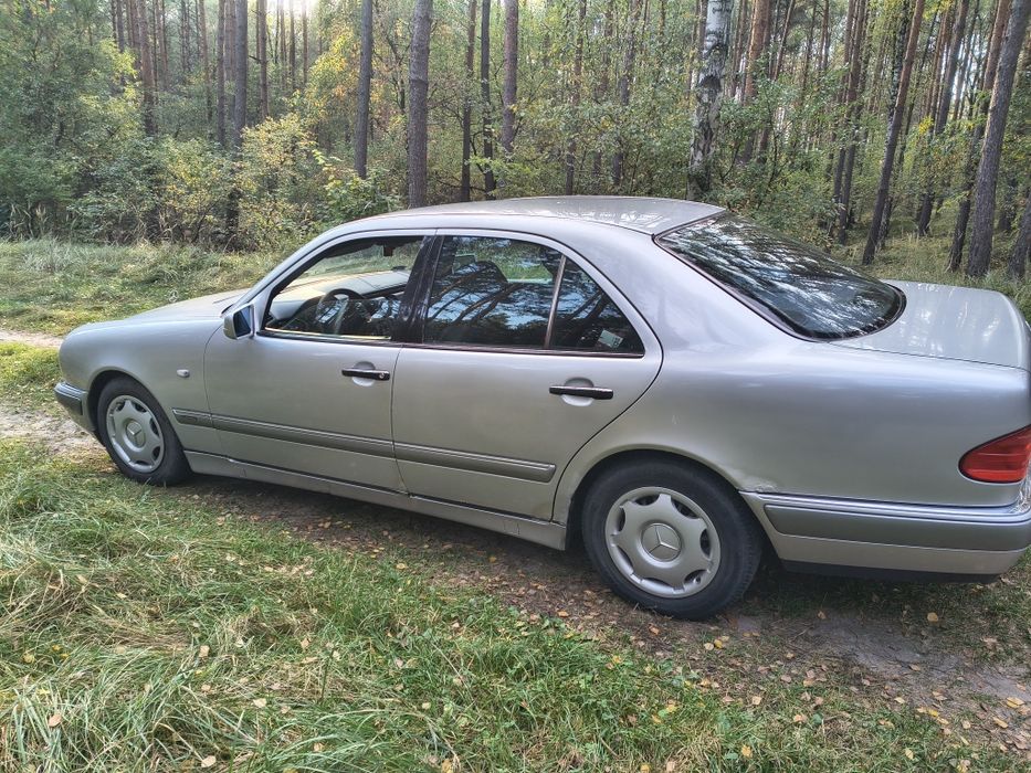 Mercedes-Benz e220D 1996r