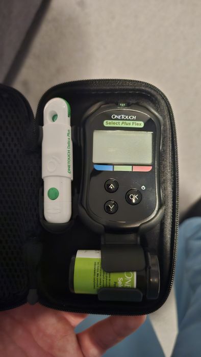 Glukometr cały zestaw z igłami i torbą