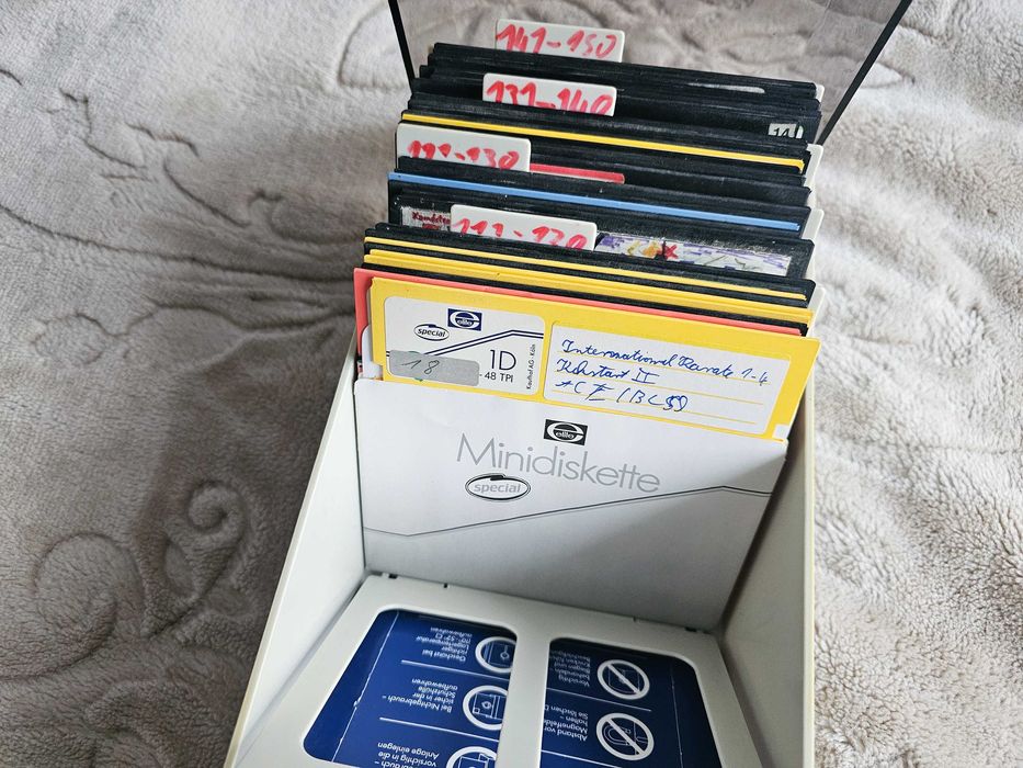 Dyskietki 5.25'' dla Commodore C64 / 128 48szt. pudełko kluczyk