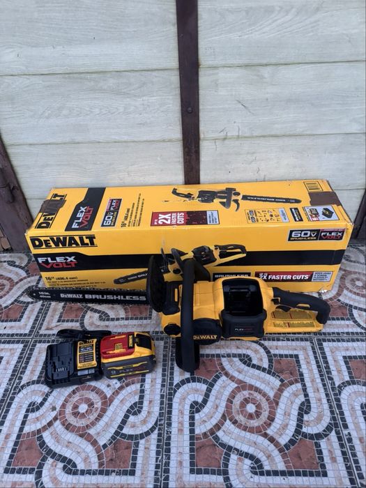 Пила цепочна Dewalt DCCS670B