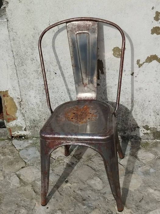 Mesa e cadeiras em chapa