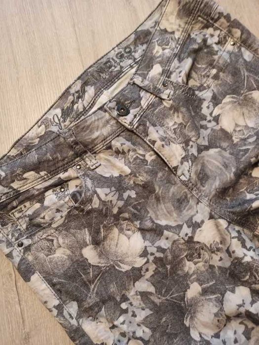 Jeansy w kwietny wzór