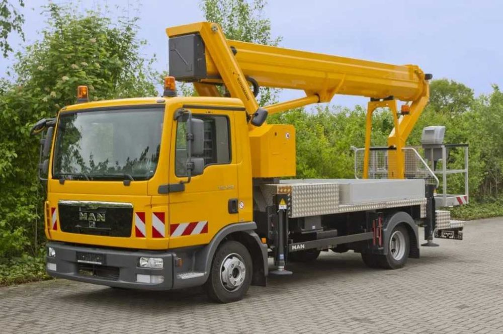 Wynajem podnośników na samochodzie do 48 m .