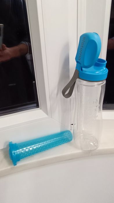 Vendo garrafa de água com suporte de infusões