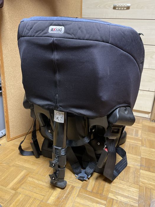 Fotelik AXKID Rekid RWF 9-25 tyłem do kierunku jazdy ISOFIX