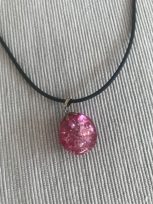 Piękny naszyjnik z różowym kamieniem na rzemyku vintage