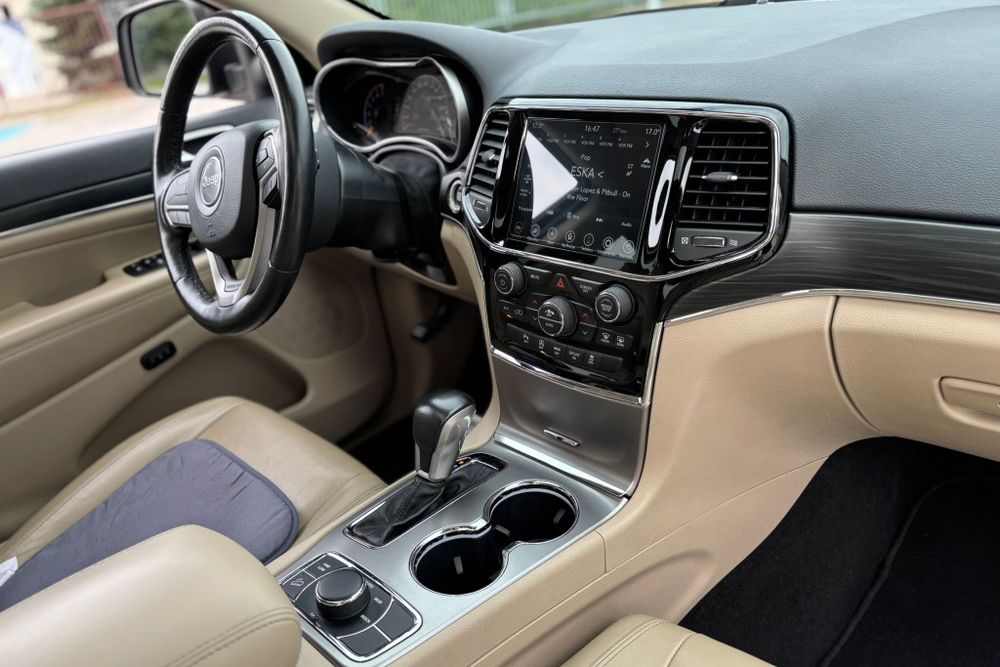 Ładny jeep grand cherokee wk2