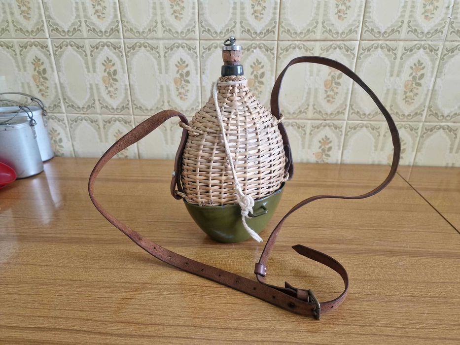 Cantil de Caça Vintage em Verga — Com Copo em Esmalte e Alça em Pele