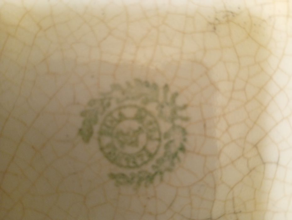 Pote em faiança branco com pinturas verdes