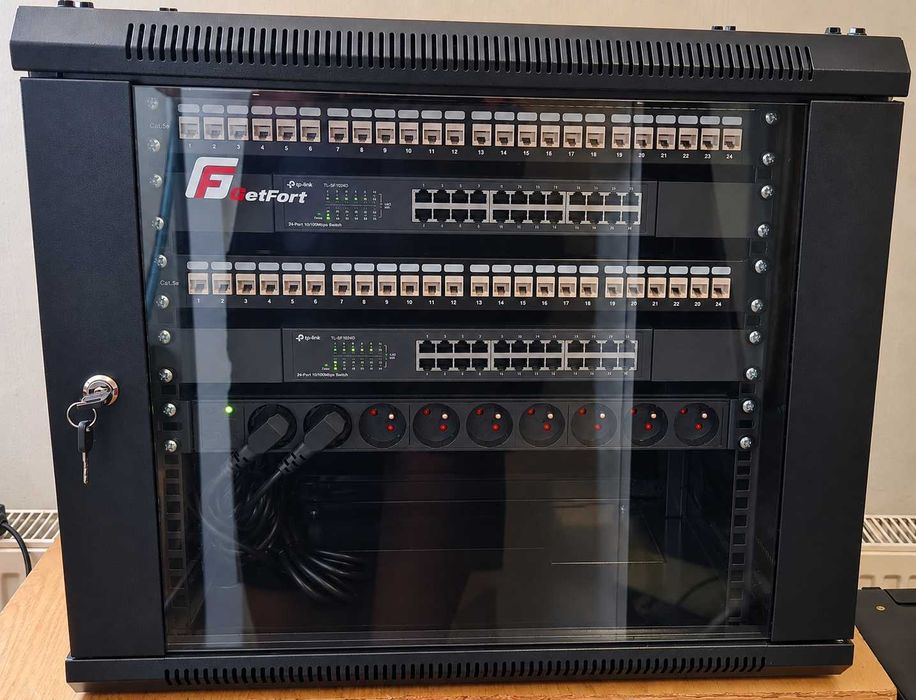Kompletny zestaw LAN – Szafa Rack 9U + 2× TP-Link + Patch Panele + Okablowanie